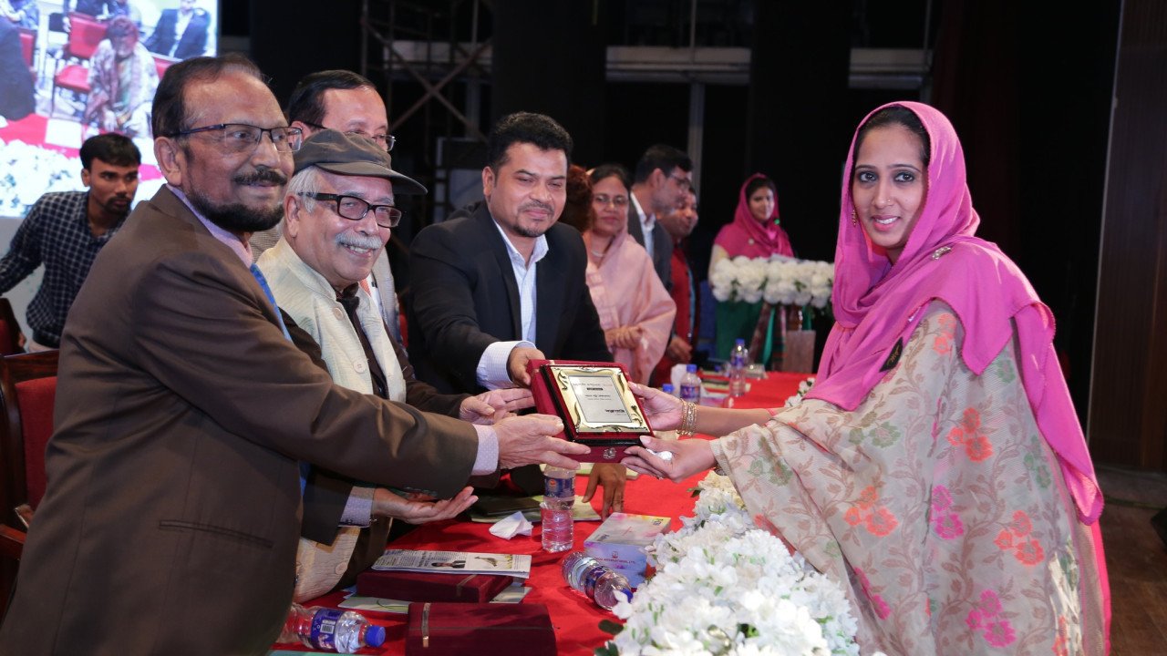 Rufayda Panni receiving award