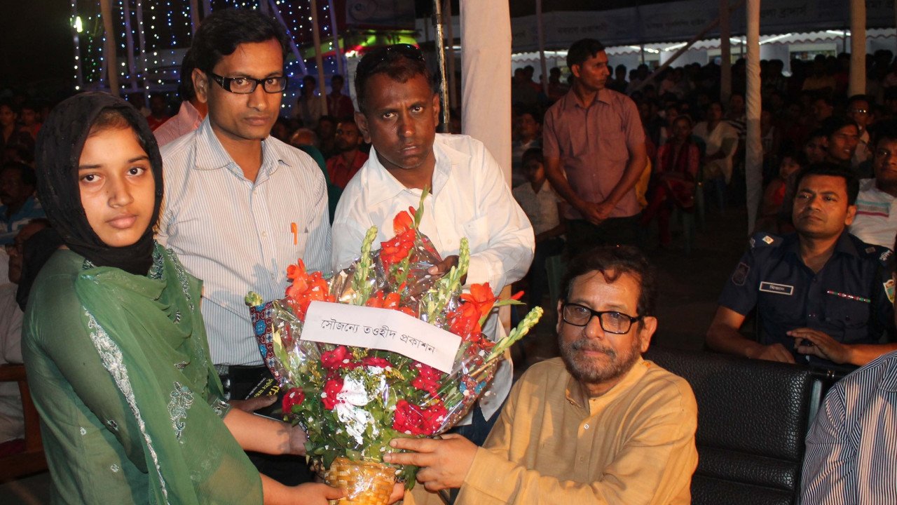 Presenting flowers to Asaduzzaman Noor