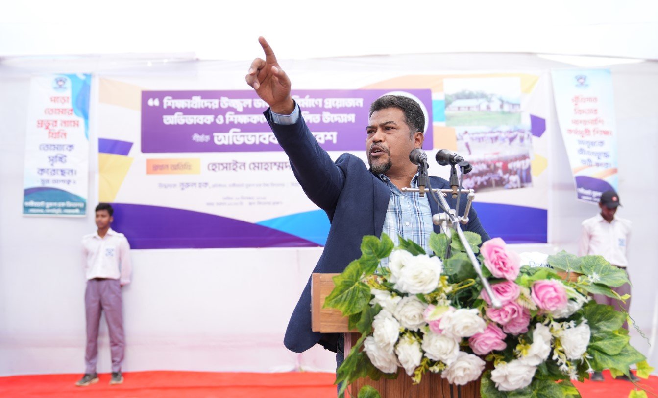 Hossain Mohammad Salim addressing parents